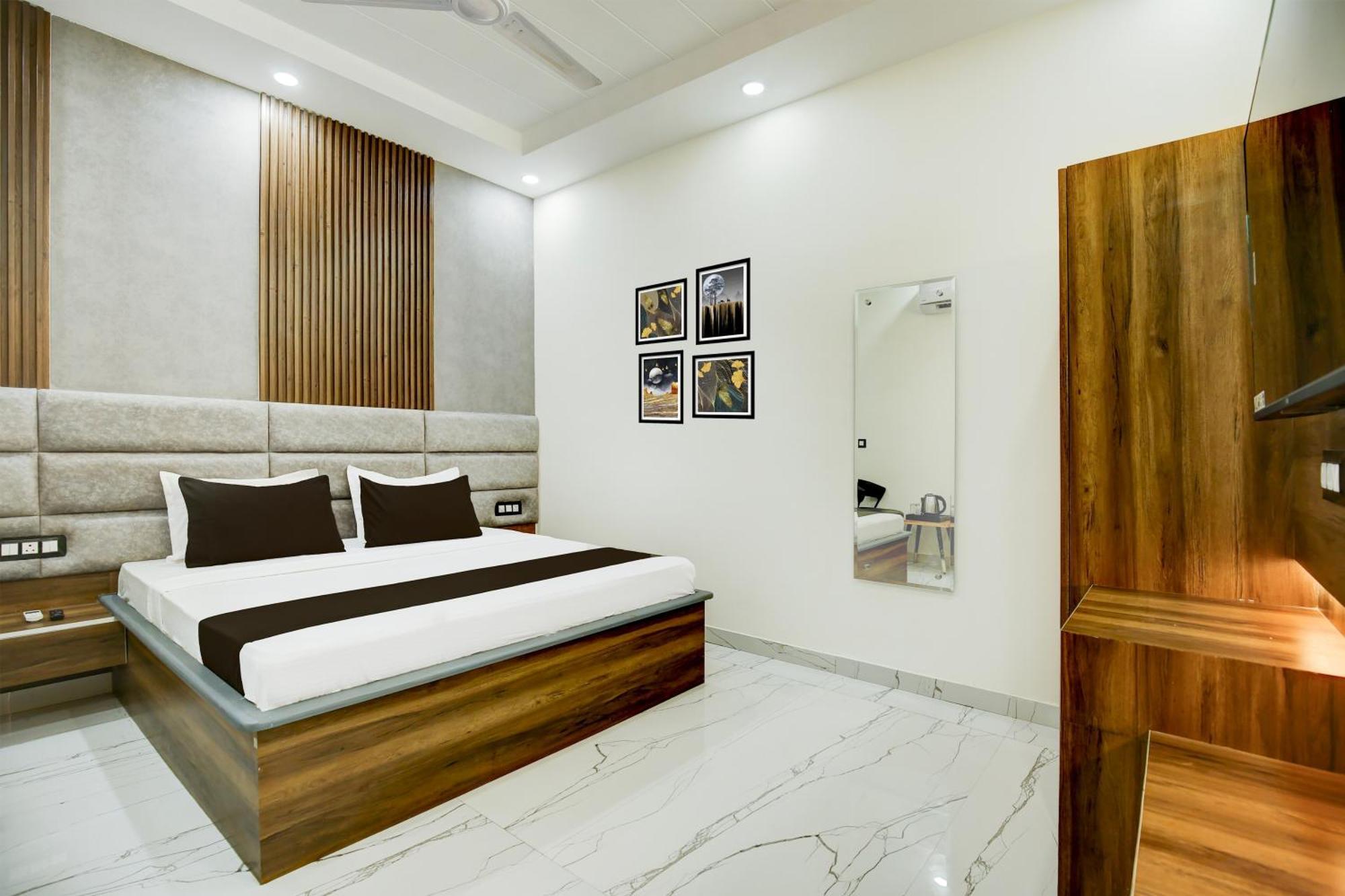 Hotel O Platinum Zirakpur Exteriör bild