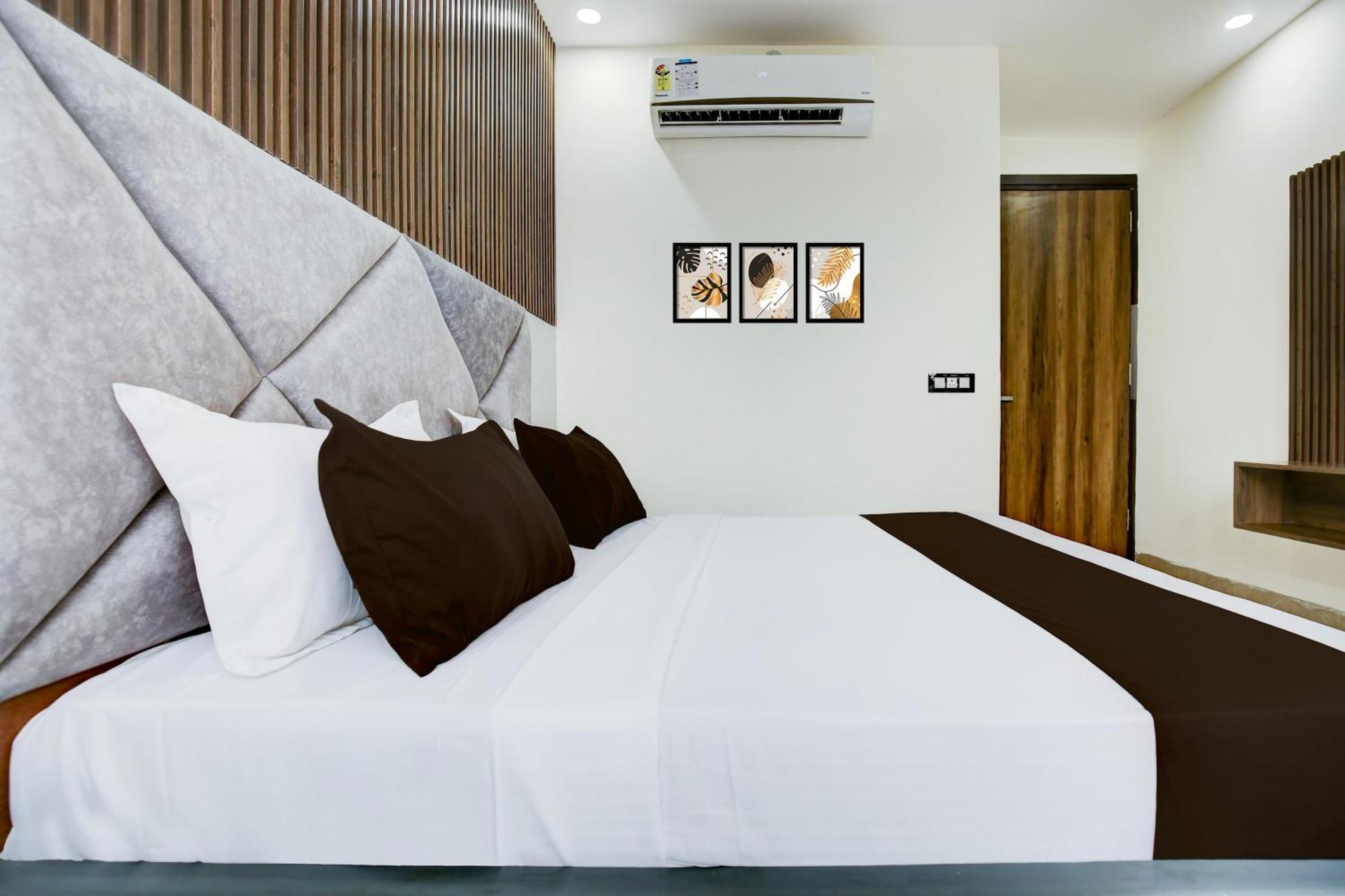 Hotel O Platinum Zirakpur Exteriör bild