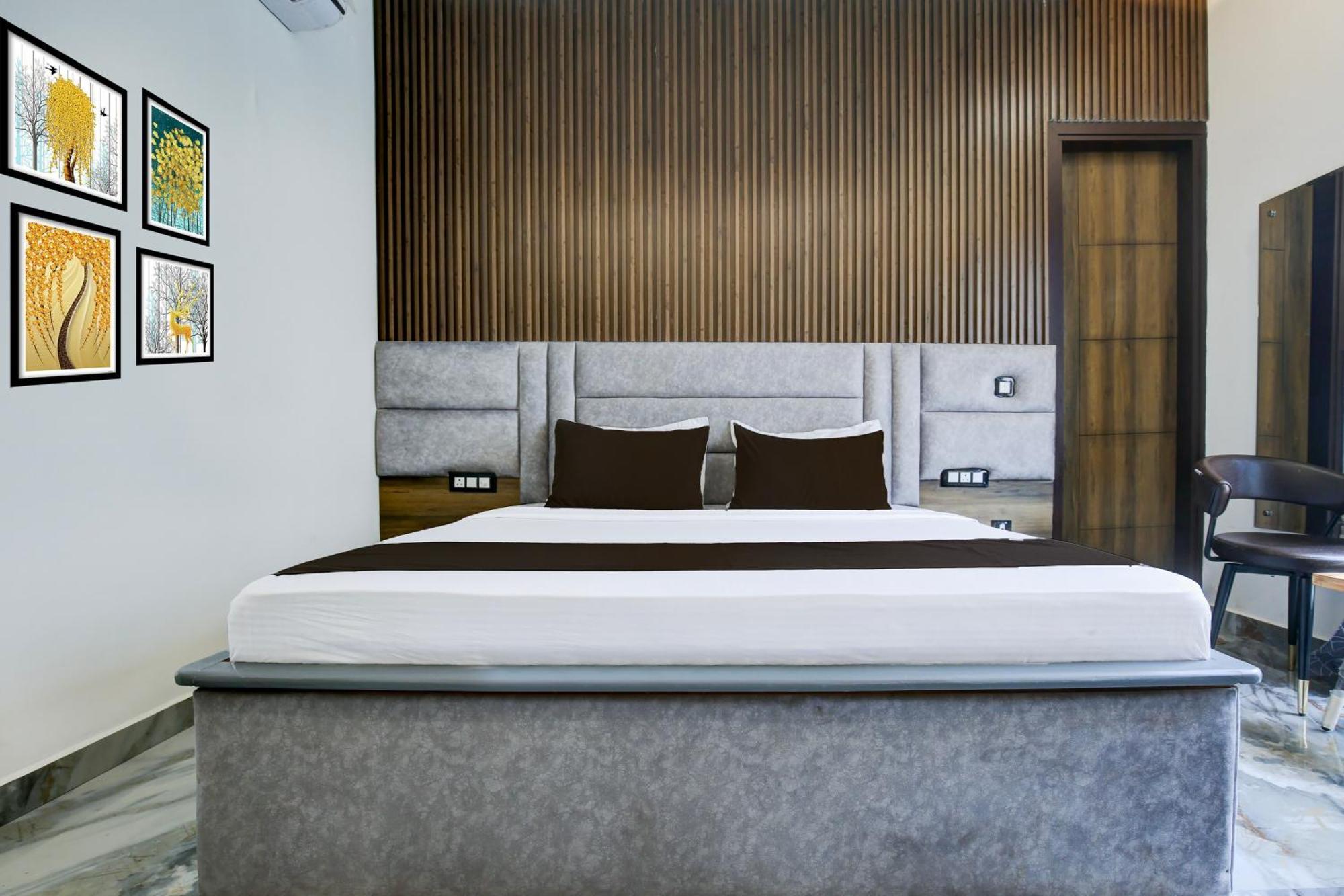 Hotel O Platinum Zirakpur Exteriör bild