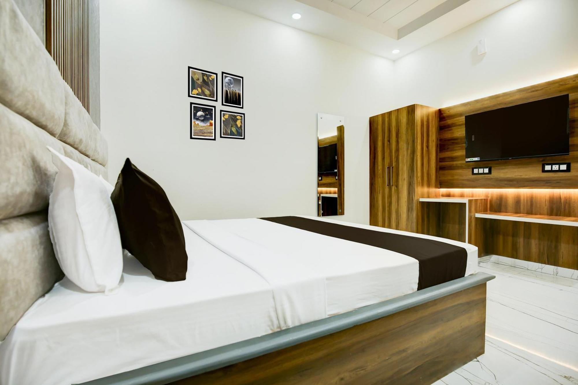 Hotel O Platinum Zirakpur Exteriör bild