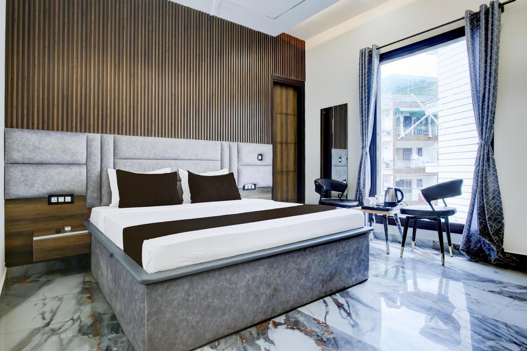 Hotel O Platinum Zirakpur Exteriör bild